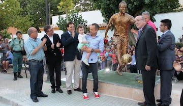 Iniesta tiene claro que nunca hay que olvidar de dónde vienes. Aquí junto a su estatua de Bronce en su natal Fuentealbilla.