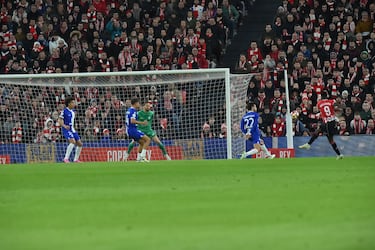 1-0. Magnífica y letal conexión de los hermanos Williams. Centro de Nico, desde la línea de fondo de la banda izquierda, al segundo palo donde se  encuentra Iñaki que ejecuta una potente volea para superar a Jan Oblak.