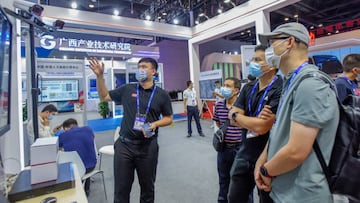 NANNING, CHINA - SEPTEMBER 17, 2022 - A staff member introduces products to customers at the Huawei booth during the 19th China-Asean Expo in Nanning, Guangxi province, China, Sept 17, 2022. (Photo credit should read CFOTO/Future Publishing via Getty Images)