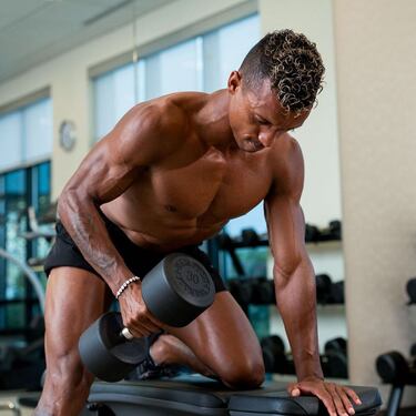 El jugador nacido en Amadora, una ciudad portuguesa que pertenece al distrito de Lisboa, pasó por equipos como el Sporting Lisboa, Manchester United, Valencia CF o Lazio. Actualmente se encuentra defendiendo  la camiseta del Adana Demirspor de la Süper Lig turca. En sus redes sociales (@luisnani) ha demostrado que se encuentra en plena forma física a sus 37 años. 