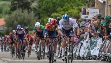 BURGOS, 22/05/2025.- La ciclista Lorena Wiebes (d), del equipo SD Worx, ha ganado este jueves la primera etapa de la Vuelta a Burgos Femenina transcurrida entre Burgos y Poza de la Sal. EFE/Santi Otero