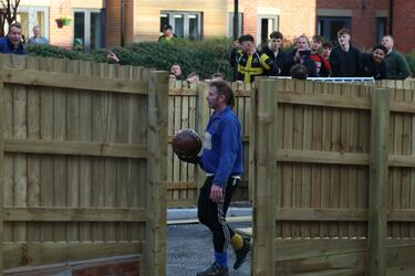 El balón se recoge en un sitio de construcción que está clasificado como fuera de los límites durante el partido.