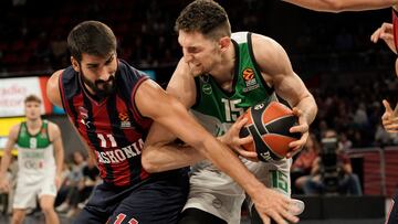 VITORIA, 19/10/2023.- El base lituano del Zalgiris Laurynas Birutis (d) protege un balón ante Daniel Díez, del Baskonia, durante el partido de la Euroliga de baloncesto que Baskonia y Zalgiris Kaunas disputan este jueves en el Fernando Buesa Arena de Vitoria. EFE/Adrián Ruiz-Hierro
