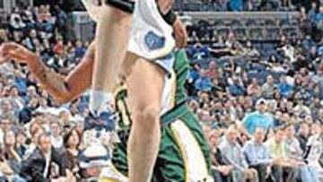 <b>MÁS ARRIBA. </b>La idea de Pau es subir más, como aquí ante Watson.