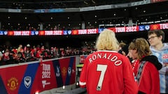 Una aficionada con una camiseta de Cristiano Ronaldo