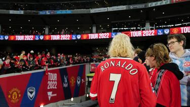 Una aficionada con una camiseta de Cristiano Ronaldo