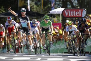 Mark Cavendish se impusó a Greipel y Sagan al sprint en la meta en Fougeres.