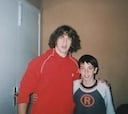 Carles Puyol, junto a Isaac Cuenca cuando era niño