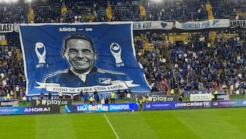 Hinchada de Millonarios rinde homenaje a Miguel Russo en El Campín.