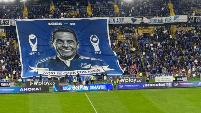 Hinchada de Millonarios rinde homenaje a Miguel Ángel Russo