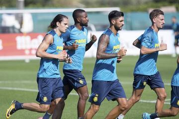 Bakambu (second from left) in training with the squad earlier this week.