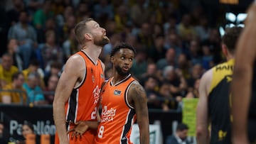 Los jugadores del Valencia Matt Costello (i) y Jean Montero, durante el tercer partido de las semifinales de la Liga Endesa de baloncesto que La Laguna Tenerife y Valencia Basket disputan este sábado en el pabellón Santiago Martín de La Laguna, en Tenerife.