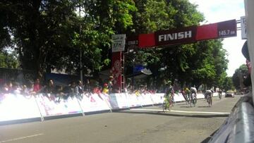 Benjamín Prades se impone en la llegada a Banyuwangi en la segunda etapa del Tour de Banyuwangi.