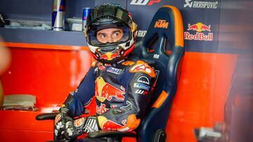 Dani Pedrosa en el box de KTM.