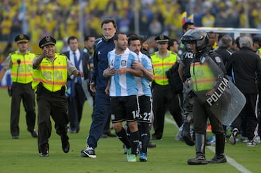El 11 de junio de 2013 la selección argentina se enfrentaba a la selección ecuatoriana por las Eliminatorias Sudamericanas para el Mundial de Brasil 2014. El partido iba 1-1 en los minutos finales, y Mascherano había caído lesionado en el campo. Tras su lesión, Mascherano fue subido al carrito-camilla eléctrico para ser retirado del campo. El argentino, todavía acostado en la camilla, levantó su pierna y le propinó una patada en la espalda al conductor del vehículo. El árbitro, el paraguayo Enrique Cáceres, fue alertado e inmediatamente le mostró la tarjeta roja directa a Mascherano por la agresión.
