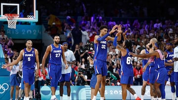 Victor Wembanyama felicita a Matthew Strazel tras lograr el 3+1 que permitió a Francia forzar la prórroga ante Japón.