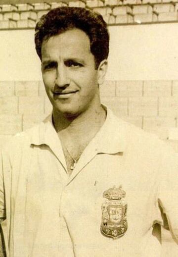 El futbolista canario vistió la rojiblanca desde su debut en 1946 hasta 1955, cuando puso rumbo al equipo de su tierra y donde jugó hasta su retirada en 1959.