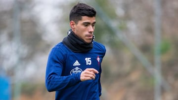 Lucas Olaza conduce el balón durante un entrenamiento en A Madroa.