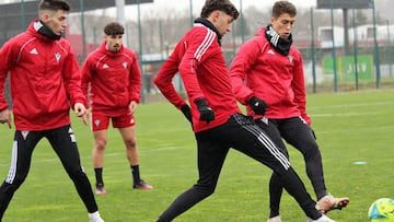 Los jugadores del Mirandés esperan conseguir la victoria en Anduva.