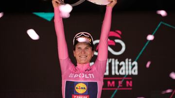 Elisa Longo Borghini celebra su título de campeona del Giro Women.