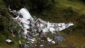 A poco más de dos horas de haber salido de Santa Cruz, Bolivia, el avión de Lamia se estrelló en el Cerro El Gordo, a 17 kilómetros de su destino. De acuerdo con varios reportes, esto se debió a que la aeronave se quedó sin combustible en pleno vuelo. Los tripulantes decidieron no recargar en Bogotá y, según audios revelados por la caja negra, demoraron en avisar sobre la emergencia de combustible.