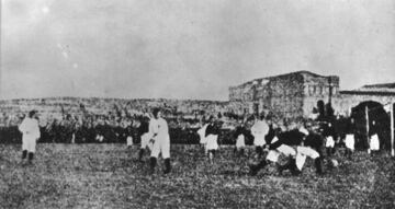 En el Hipódromo de la Castellana se disputó la primera final del Campeonato de España, el 8 de abril de 1903, ganada por el Athletic al Real Madrid (3-2). Allí también se disputaron las finales de 1906 y 1907. El hipódromo estaba ubicado en el espacio que exactamente hoy ocupan los Nuevos Ministerios. El hipódromo fue utilizado como recinto deportivo desde 1902 por el Real Madrid bajo concesión por parte de la Sociedad de Fomento de la Cría Caballar de España. El Hipódromo de la Castellana Fue inaugurado en 1878 y demolido en 1933.