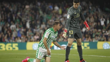 Courtois ayuda a levantarse a Joaqu&iacute;n en el Betis-Real Madrid. El meta belga se lesion&oacute; en dicho encuentro.