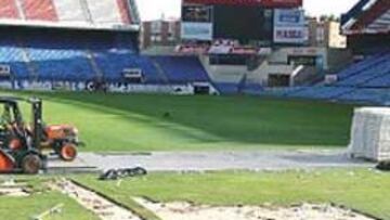 <b>EL CÉSPED. </b>Así quedó el césped del Calderón tras el concierto de U2.