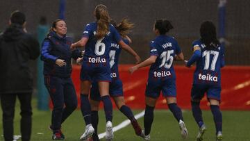 El Levante celebra con María Pry un gol.