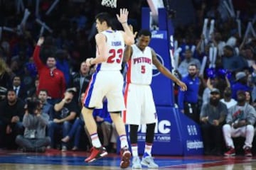 Ersan Ilyasova y Kentavious Caldwell-Pope.