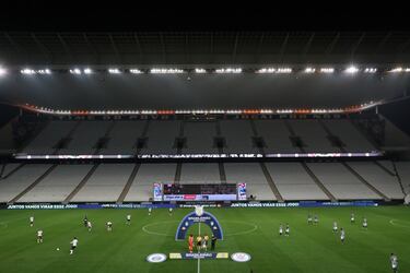 En Brasil, de momento, el fútbol gana la batalla al coronavirus, y eso que el país sudamericano ya ha confirmado casi tres millones y medio de casos positivos, el segundo que más después de Estados Unidos. En São Paulo (imagen), el Corinthians se impuso al Coritiba por 3-1.