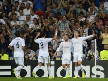 Cristiano Ronaldo celebra con sus compañeros su gol. 1-0.