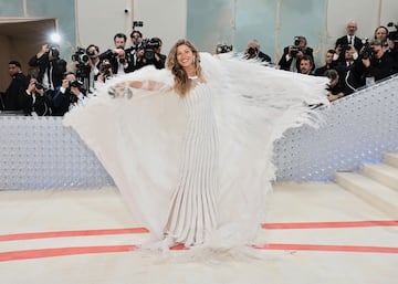 Gisele Bündchen con un vestido blanco de Chanel.