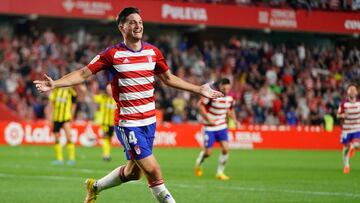 Miguel Rubio celebra un gol en Los Cármenes.