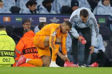 Los cordones le jugaron una mala pasada a MBappé, que tuvo que cambiarse las botas en mitad del encuentro.