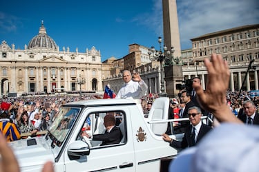 El Papa León XIV saluda a los fieles a su llegada la plaza de San Pedro.