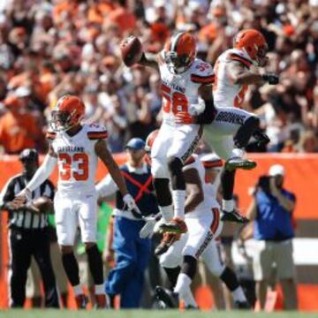 Cleveland Browns celebrando un TD en su victoria frente a los Titans.