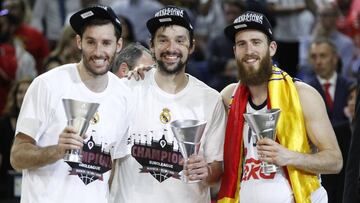 Rudy Fernández, Sergio Llull y Sergio Rodríguez celebran la Euroliga ganada por el Madrid en 2015.