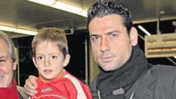 <b>APOYO. </b>El Sevilla también tiene aficionados en Madrid. Dos de ellos esperaban al equipo andaluz a su llegada a la estación de Atocha y Palop posó con ellos como recuerdo.