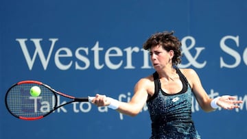 MASON, OH - AUGUST 13: Carla Suarez Navarro of Spain returns a shot to Victoria Azarenka of Belarus during Day 3 of the Western and Southern Open at the Lindner Family Tennis Center on August 13, 2018 in Mason, Ohio.   Rob Carr/Getty Images/AFP
 == FOR NE