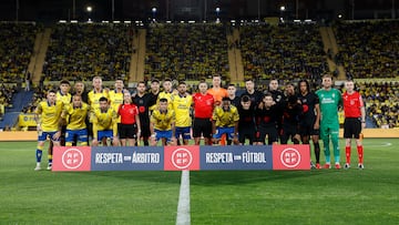 Las plantillas de Las Palmas y Barcelona con un lema de apoyo a los árbitros.