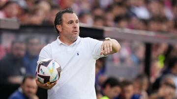 MADRID, SPAIN - OCTOBER 22: Sergio, Head Coach of Cadiz CF looks on during the LaLiga Santander match between Rayo Vallecano and Cadiz CF at Campo de Futbol de Vallecas on October 22, 2022 in Madrid, Spain. (Photo by Angel Martinez/Getty Images)