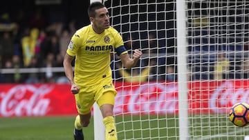 El centrocampista del Villarreal CF Bruno Soriano celebra su gol, de penalti, marcado al Málaga CF durante el partido correspondiente a la vigésima segunda jornada de LaLiga Santander disputado esta mañana en el estadio de la Cerámica.