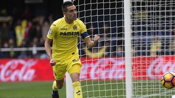 El centrocampista del Villarreal CF Bruno Soriano celebra su gol, de penalti, marcado al Málaga CF durante el partido correspondiente a la vigésima segunda jornada de LaLiga Santander disputado esta mañana en el estadio de la Cerámica.