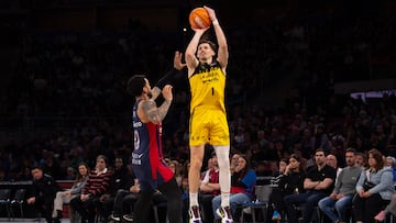 David Kramer, alero de La Laguna Tenerife, lanza ante Markus Howard, escolta del Baskonia.