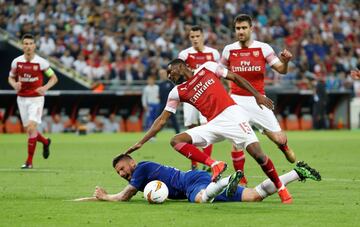 El árbitro Gianluca Rocchi pitó penalti de Ainsley Maitland-Niles a Olivier Giroud.