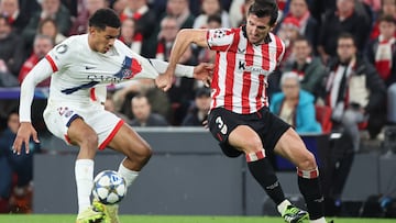 Bilbao, 10/12/2025.- El centrocampista del París Saint-Germain, Senny Mayulu (i), disputa el balón ante el defensa del Athletic Club, Dani Vivian, durante el partido de Liga de Campeones que disputan este miércoles en el estadio de San Mamés, en Bilbao. EFE/Luis Tejido.