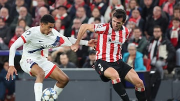 Bilbao, 10/12/2025.- El centrocampista del París Saint-Germain, Senny Mayulu (i), disputa el balón ante el defensa del Athletic Club, Dani Vivian, durante el partido de Liga de Campeones que disputan este miércoles en el estadio de San Mamés, en Bilbao. EFE/Luis Tejido.