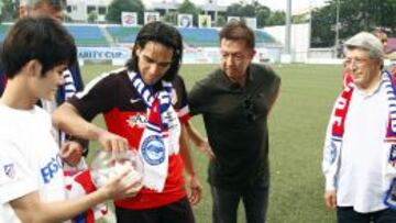 Gil Marín, Falcao, Peter Lim y Cerezo, en un sorteo llevado a cabo en el Jalan Besar.