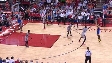 A Curry le da igual todo: ¡triplazo en la cara de Capela (2,07)!